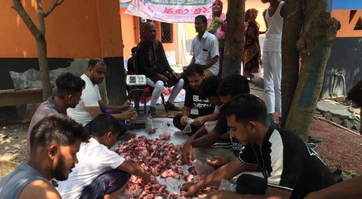হাজার লোকের বাড়িতে কোরবানির মাংস পৌঁছে দিলেন তিনি